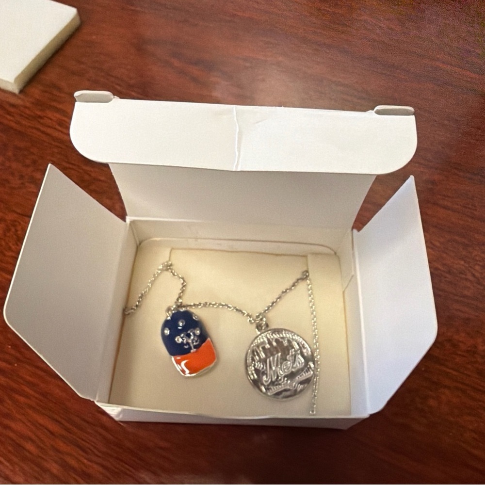 Avon MLB Baseball 2007 New York Mets Silver and Blue Necklace Set